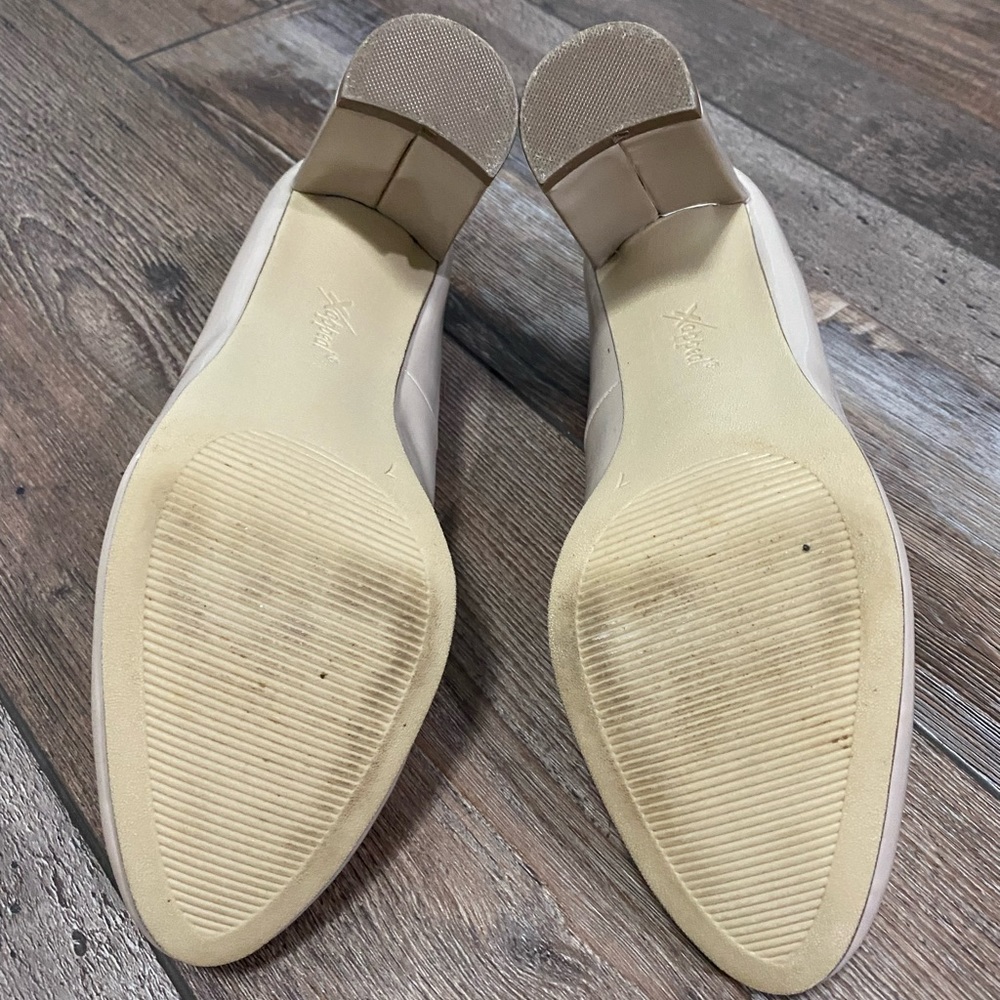 🌟🌟 2/$10 🌟🌟 Patent Faux Leather Tan Round Toe Block Heel Pumps - Picture 10 of 13